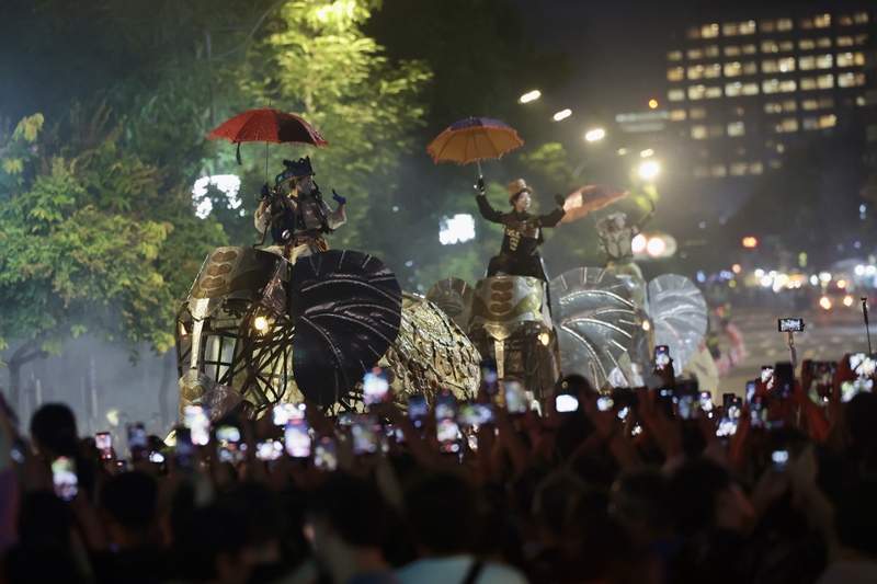 2026台北藝術節開幕戶外演出「大象來了……」5日晚間在士林區登場，巨型機械大象、鳳凰與樂隊現身街頭，沿基河路一路行進至台北表演藝術中心廣場，將城市化為大型戶外劇場。