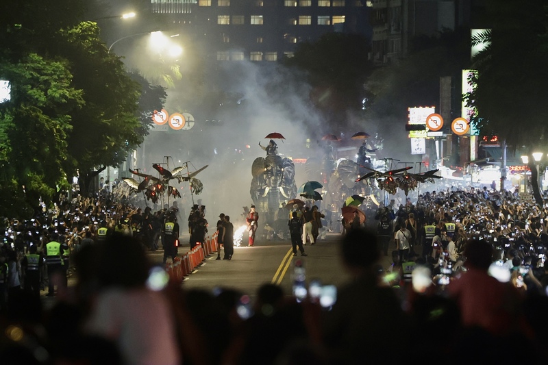 2026台北藝術節開幕戶外演出「大象來了」5日晚間在士林街頭盛大登場，巨型機械大象、鳳凰與樂隊從基河路一路行進至台北表演藝術中心廣場，周邊道路擠滿圍觀搶拍人群。