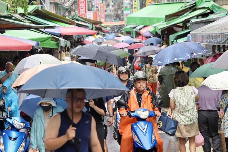 中央氣象署發布豪雨特報，東北季風影響，易有短延時強降雨，12日宜蘭縣山區有局部大雨或豪雨，新北市北海岸、台北市地區及新北市山區留意局部大雨。資料照。