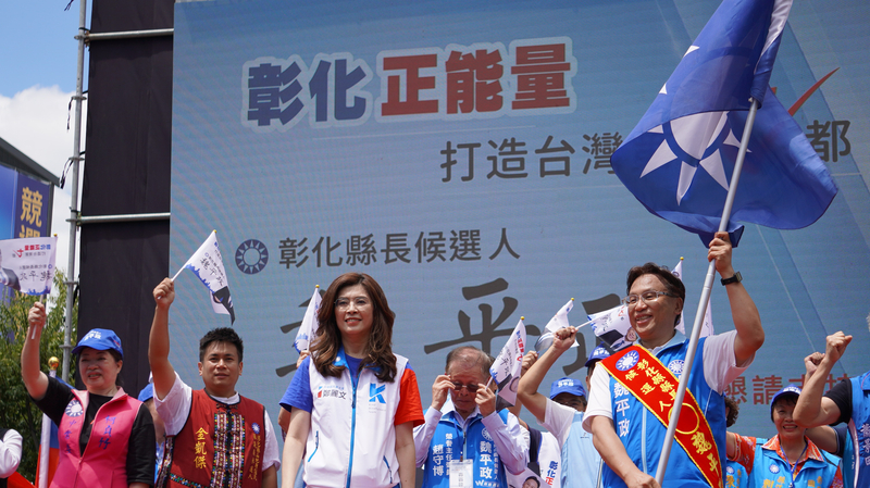 國民黨彰化縣長參選人魏平政（前右）6日上午在彰市舉辦競選總部成立大會，黨主席鄭麗文（左3）出席並稱讚魏平政；魏平政會中也揮舞黨旗，為自己加油打氣。