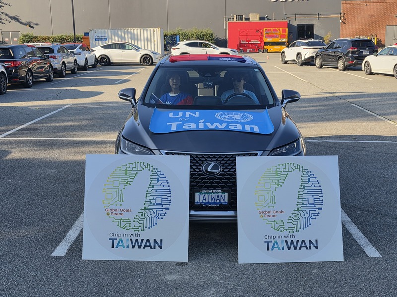這輛僑胞的汽車牌照刻意選了由6個英文字母組成的「TAIWAN」，還有人的車牌是TAIPEI、NEW TPE、TW88，都表達對台灣的愛。