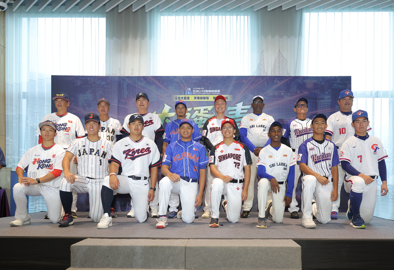 亞洲U18青棒錦標賽7日開打，此次賽事有8隊參賽，各國教練與代表選手6日在台北出席賽前記者會，並合影留念。