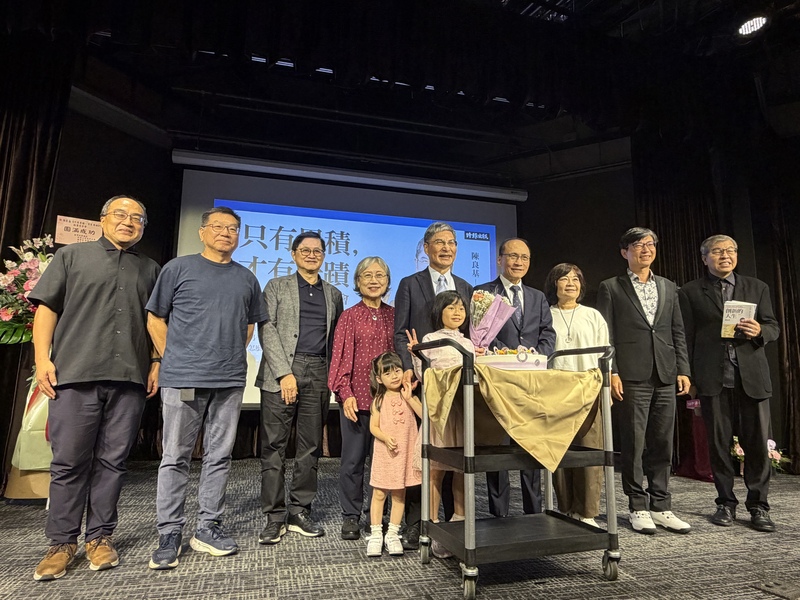 前科技部長陳良基（中）6日舉辦新書「只有累積，才有奇蹟」分享會，前行政院長林全（右4）、和碩
董事長童子賢（左3）等人到場與會。