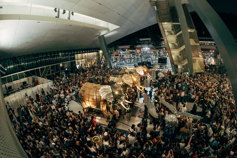2026台北藝術節開幕戶外展演「大象來了」6日晚遇雨，人潮不及5日10萬規模。北藝中心表示，數萬名觀眾自發性為其全球巡演第100場齊唱生日快樂歌，歌聲響徹士林夜空。（北藝中心提供）