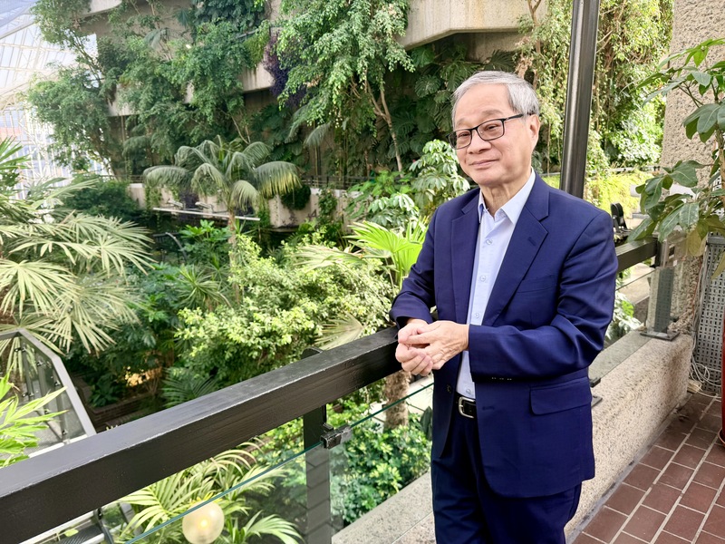 DF
李遠展開歐洲訪問行程
文化部長李遠（圖）展開歐洲訪問行程，6日首站參
訪位於英國倫敦的巴比肯藝術中心（Barbican 
Centre），李遠表示，除了藝文場域之外，還有他身
後1500多種植物與樹木的大型溫室，這與總統賴清德
提出將國土綠蔭視為國家級韌性基礎建設，推動「都
市林」計畫不謀而合。
中央社記者趙靜瑜攝  115年9月7日