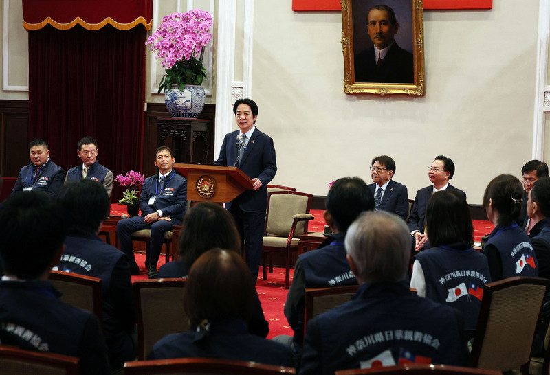 總統賴清德（中）7日在總統府接見日本神奈川縣日華親善協會訪問團，賴總統致詞表示，台灣與神奈川縣在半導體、AI、研發及精密製造等領域各具優勢，期盼雙方持續擴大產業合作，共同打造更安全、更具韌性的非紅供應鏈。