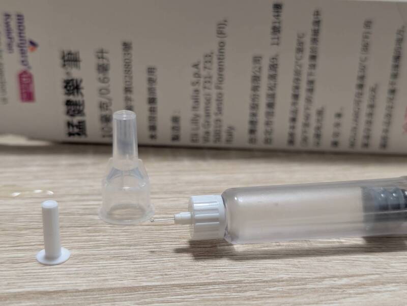 瘦瘦針盛行引發廢棄針頭處理疑慮。環境部提醒，居家針頭具傳染風險，應以耐穿刺容器貯存送回醫院、藥局或指定場所回收；不可將廢棄針頭混入一般家戶垃圾或資源回收物，更不能直接丟棄於路邊垃圾桶。(圖:中央社)