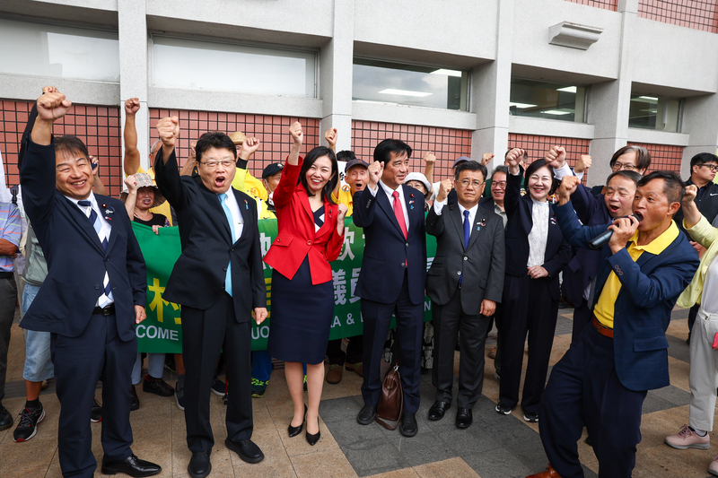 日本跨黨派國會議議員訪問團8日抵達台北松山機場，台灣國理事長陳峻涵（前右1）率團高呼口號歡迎日本維新會眾議員西田薰(前左起）、保守黨參議員北村晴男、參政黨參議員梅村瑞穗、日本維新會眾議員橫田光弘、國民民主黨參議員山田吉彥、日本維新會眾議員三木圭惠、日本維新會參議員石平到訪。