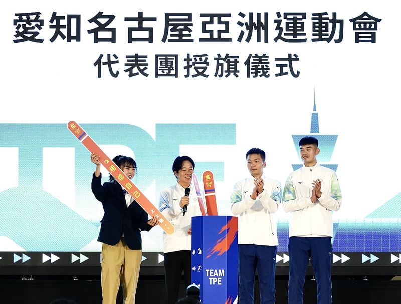 LD
賴總統主持名古屋亞運授旗儀式（3）
「2026年第20屆愛知名古屋亞洲運動會」代表團授旗
儀式8日在高雄舉行，總統賴清德（左2）、運動部長
李洋（右2）、羽球國手王齊麟（右）、霹靂舞選手
楊加力（左）出席，共同參與抽「團運籤」儀式。
中央社記者董俊志攝　115年9月8日
