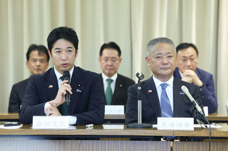 日本首相高市早苗內閣預定下週改組，維新會共同代表藤田文武(前左)或日本眾議員馬場伸幸(前右)有望入閣。(檔案照)