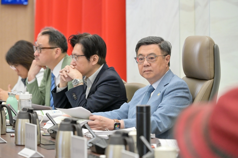 行政院長卓榮泰（右）8日主持「中央道路交通安全會報第3次會議」，指示依規劃推動高風險駕駛違規
肇事的汽車責任保險加費機制。