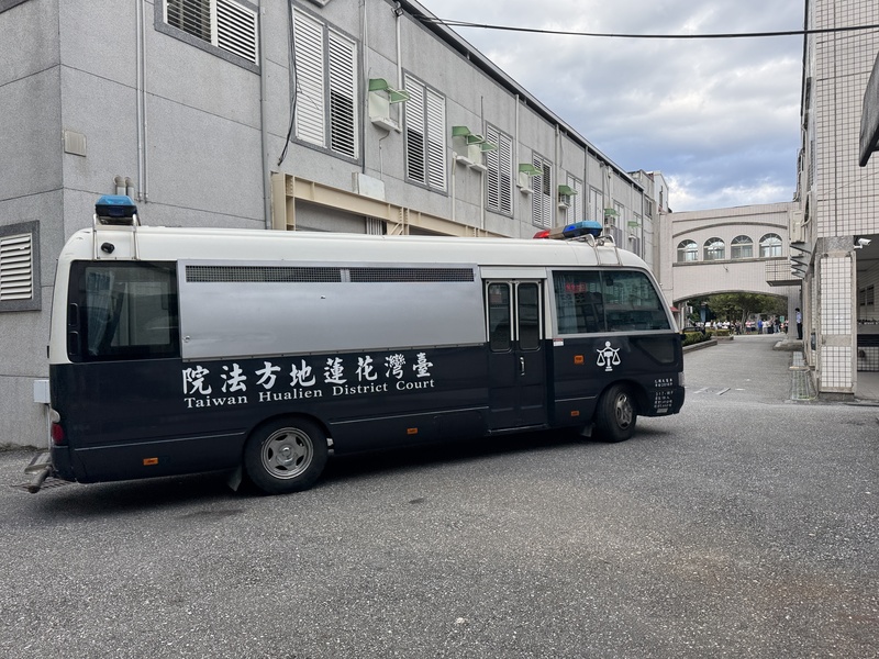 花蓮縣秀林鄉傳賄選醜聞，現任鄉長王玫瑰、丈夫胡智民涉及以餐會、禮品及現金行賄，花蓮地院9日裁定夫婦2人與小太陽關懷協會徐姓負責人羈押禁見。法院外聚集不少親友及支持者，對著囚車比出加油手勢。