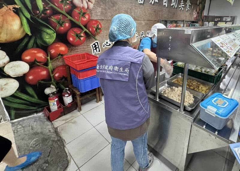 台北市成淵高中國中部學生食物中毒案，衛生局今天(18日)公布檢驗結果，在留樣便當中檢出金黃色葡萄球菌腸毒素B，依法開罰新台幣18萬元。圖為稽查時情形。（台北市衛生局提供）