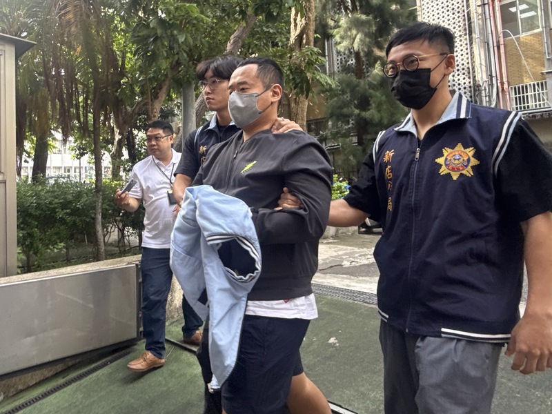 JD
涉提供車輛助張俊傑逃匿　檢警拘提周姓男子
無黨籍立委高金素梅助理張俊傑涉貪遭訴，日前破壞
電子手鐶逃匿。檢警9日拘提涉嫌提供車輛協助張俊
傑逃匿的周姓男子（圖），10日下午將周男移送北檢
複訊。
中央社記者林長順攝　115年9月10日
