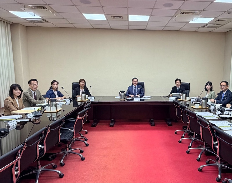 彰化縣長王惠美（左4）10日與民進黨立委陳秀(寶)（左3）、民眾黨立委王安祥（左2）、國民黨立委謝衣鳳（左1）共同拜會行政院長卓榮泰（右4），討論地方建設事宜。（行政院提供）
