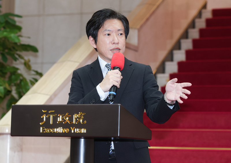 行政院祕書長張惇涵（圖）11日表示，行政院已副署立法院三讀的「強化國防自主暨無人載具產業發展條例」，並回應現場媒體提問。