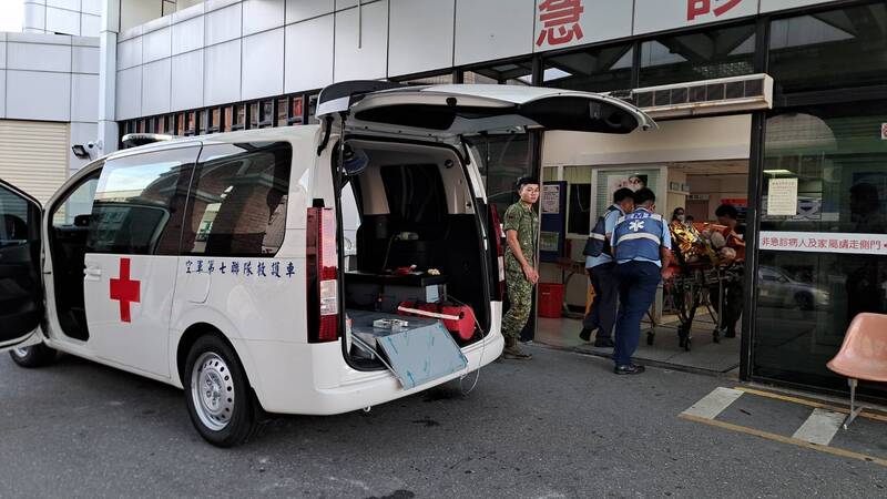 台東空軍志航基地11日發生剩油處理時油槽意外竄火，張姓男子掉入油槽內當場失去生命跡象。經送醫搶救雖恢復自主循環，但因全身90%燒燙傷，情況仍相當危險。