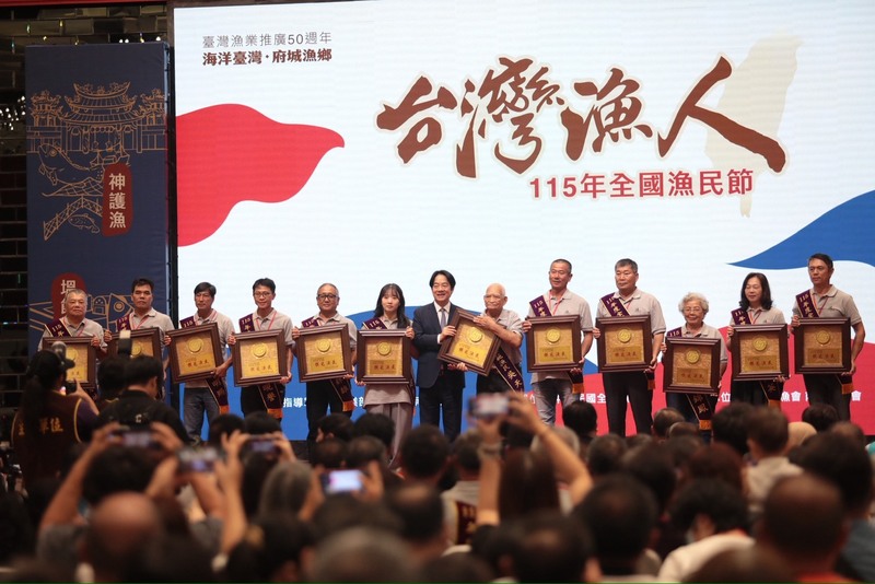 115年全國漁民節慶祝活動11日在台南市安平區福爾摩沙遊艇酒店登場，總統賴清德（後右7）出席頒獎表揚模範漁民。（台南市政府提供）