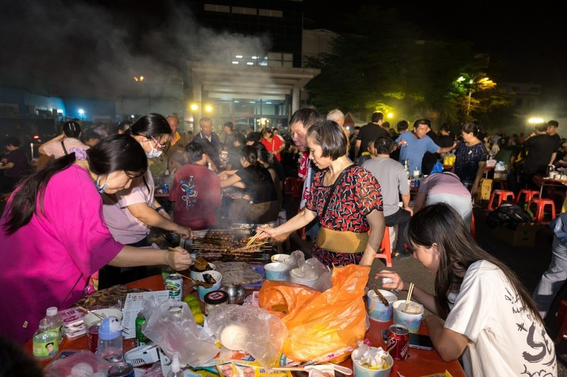 台灣人中秋節瘋烤肉。圖為高雄前鎮漁港2026年9月11日舉辦大型千人烤肉活動。資料照片。（高雄區漁會提供）