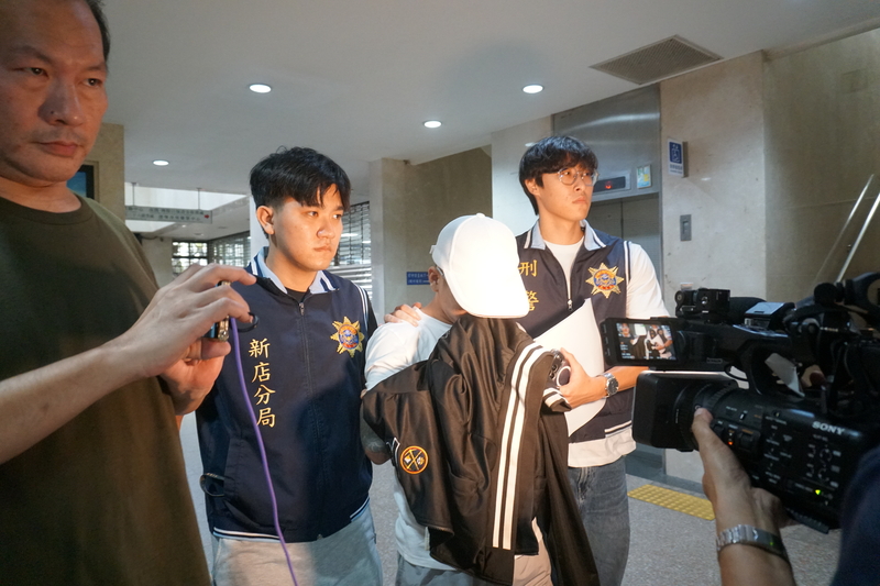 台灣台北地方檢察署11日指揮警方拘提涉協助無黨籍立法委員高金素梅助理張俊傑逃匿的陳姓男子，12日上午移送北檢複訊。