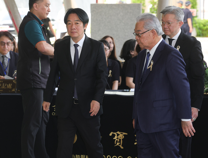 力積電創辦人黃崇仁7月31日辭世，告別式12日在台北市懷愛館舉行，總統賴清德（前左）親自出席致祭。