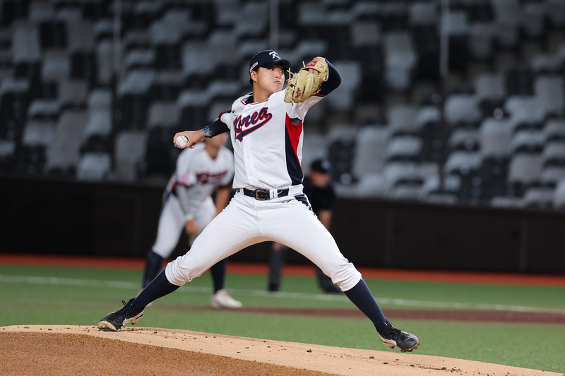 U18亞洲青棒錦標賽超級循環賽12日先由菲律賓與韓國隊交手，韓國投手郭度炫（Gwak Dohyeon）（圖）先發主投4.2局，僅被敲1安、送出11次三振，率隊完封菲律賓，也拿下勝投。