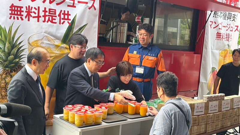 日本熊本縣7月強震，台南市長黃偉哲（前左2）12日關懷熊本宇城地域，向災區民眾送上果汁打氣。
（台南市政府提供）