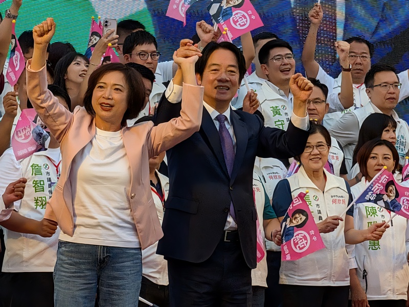 身兼民進黨主席的總統賴清德（前右）12日到台中，出席黨籍台中市長參選人何欣純（前左）的競選總部成立大會。