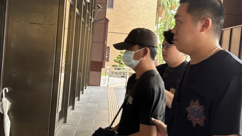 趙姓女子11日在台北市水源路附近遭蒙面槍手開槍受傷，警方獲報循線調查，逮捕趙女的陳姓丈夫(戴帽者)到案，12日移送北檢，檢方訊後將陳嫌聲請羈押禁見。