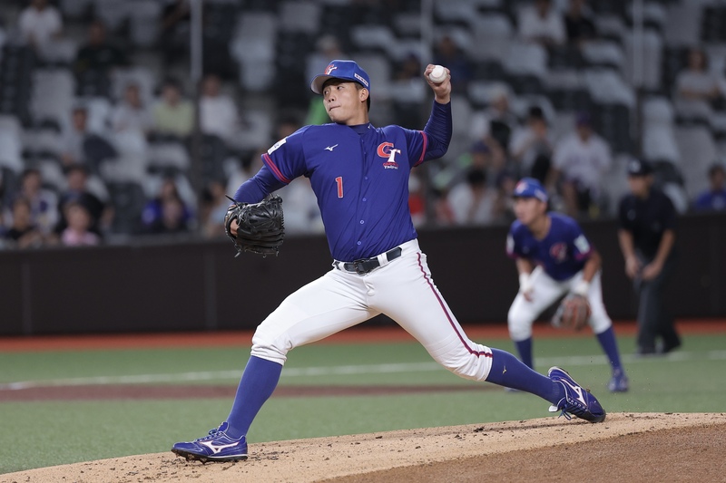 U18亞洲青棒錦標賽超級循環賽12日晚間在台北大巨蛋上演台日大戰，台灣隊由王牌左投劉任右（圖）先發，但可惜台灣隊最後以1比2輸球，無緣冠軍戰。