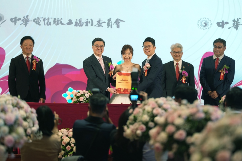 行政院長卓榮泰（左2）13日在台北圓山大飯店，出席中華電信115年員眷集團結婚典禮，頒發結婚證書給新人代表。