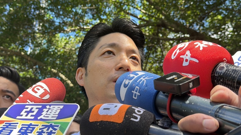 台北市長蔣萬安13日上午出席2026關渡國際自然藝術季開幕式被媒體堵訪表示，如果有看到相關民調具體數字都會參考，現階段就是專注市政，持續推動各項建設。