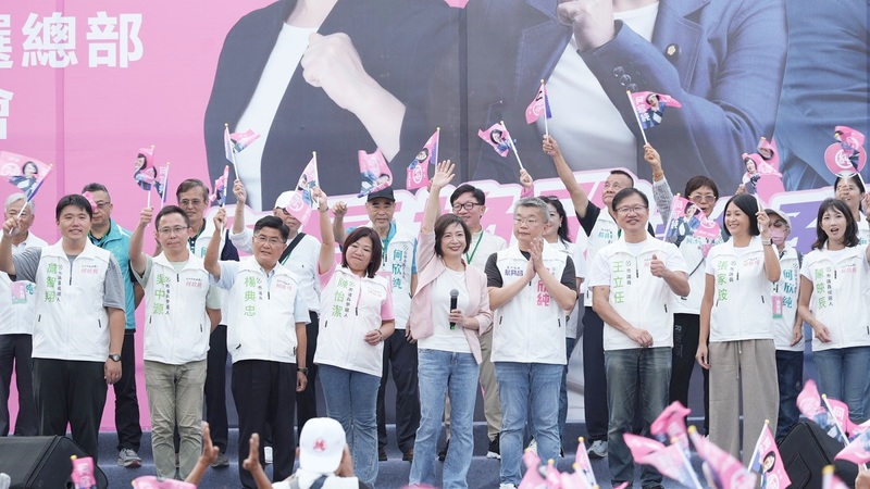 民主進步黨台中市長參選人何欣純（前左5）13日在清水區成立海線競選總部，擔任競總主委的民進黨立
委蔡其昌（前右4）也到場力挺。（何欣純辦公室提供）