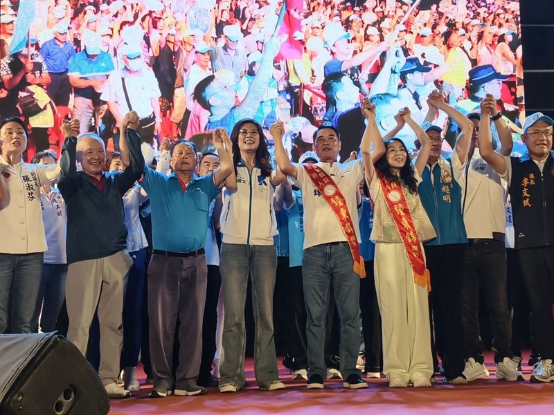 國民黨籍苗栗縣長鍾東錦（前左5）競選連任，13日晚間在苗栗市舉辦競選總部成立大會，黨主席鄭麗文（前左4）等人到場站台。