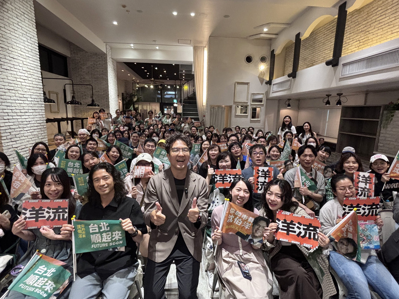 投入台北市長選戰的民進黨立委沈伯洋（前排左3）13日晚間在東京舉辦座談會，與旅日青年交流台北市政。