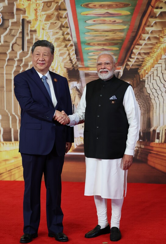 PM
金磚峰會　莫迪與習近平握手
印度總理莫迪（Narendra Modi）（右），在金磚國家
（BRICS）峰會與中國國家主席習近平（左）握手。
（印度外交部提供）
中央社記者李晉緯新德里傳真　115年9月14日