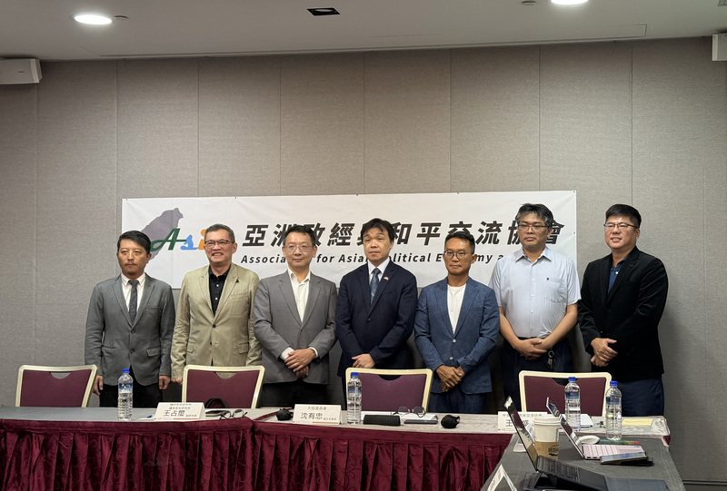 亞洲政經與和平交流協會14日在台北舉辦「川習會前瞻—美中競爭新局與台灣的戰略位置」座談會，多位專家學者與會。由左至右為台北海洋科技大學通識教育中心助理教授吳瑟致、國防安全研究院國防戰略與資源研究所助理研究員鍾志東、國防安全研究院國家安全研究所副研究員王占璽、陸委會副主委沈有忠、中央警察大學國境警察學系教授王智盛、中華經濟研究院第一研究所助研究員王國臣、台北市立大學通識教育中心助理教授洪浦釗。