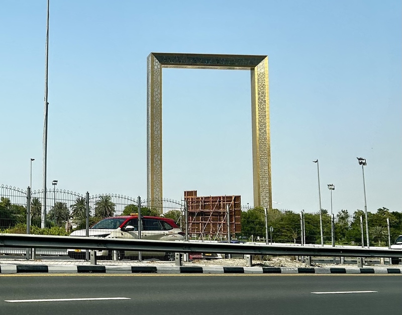 阿聯積極布局人工智慧與太空產業，近日宣布與國際夥伴合資打造全球最大AI衛星基礎設施，並在阿聯生產50顆衛星。圖為阿聯地標之一「杜拜門」，象徵存在於歷史遺產與創新未來間的連結。
