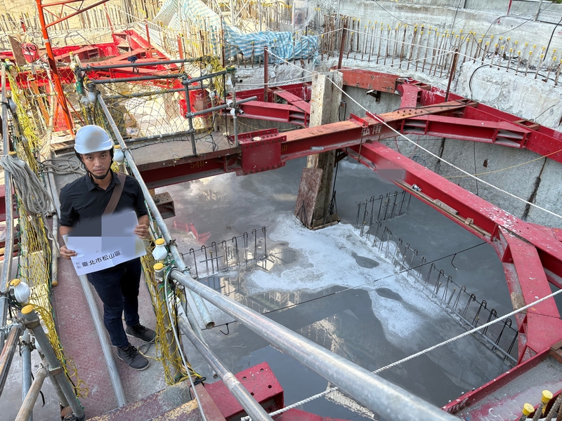 台北市建築管理工程處15日表示，為加強工地旁鄰房與公共安全，自民國116年起，工地公安將全面強制導入自動化監測系統。圖為建管處先前宣導工地安全監管畫面。（建管處提供）