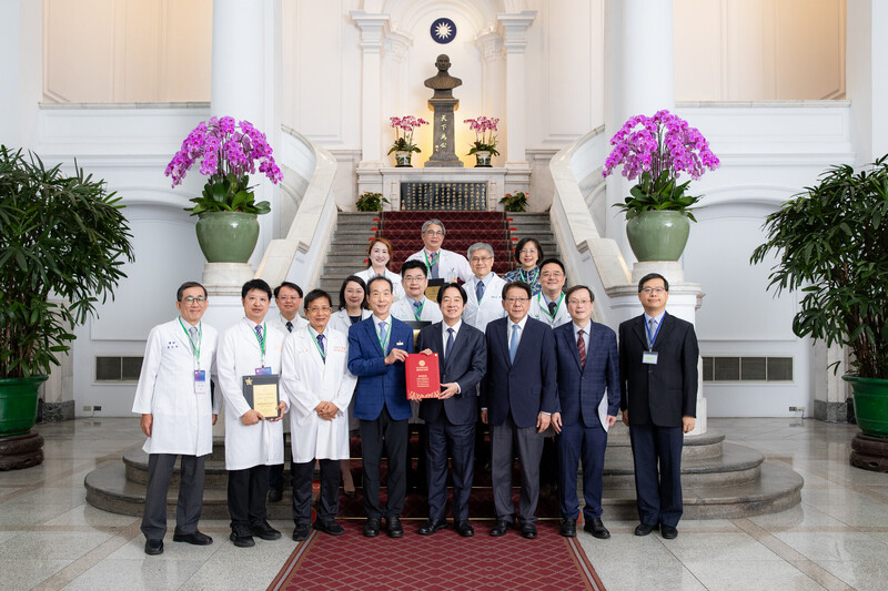 PD
賴總統接見全球中醫藥醫學會聯合會
總統賴清德（前排右4）15日接見全球中醫藥醫學會
聯合會表示，期待台灣能進一步將中醫藥的傳統智
慧，發展具有台灣特色的中醫藥模式，並與世界分享
台灣經驗。
（總統府提供）
中央社記者王揚宇傳真　115年9月15日