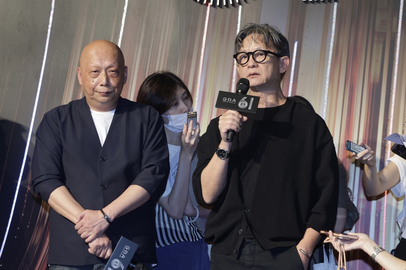 第61屆戲劇及節目類金鐘獎入圍名單公布記者會15日在三立電視舉行，戲劇類評審委員會主委曹瑞原（右）、節目類評審委員會主委黃國華（左）回答媒體提問。