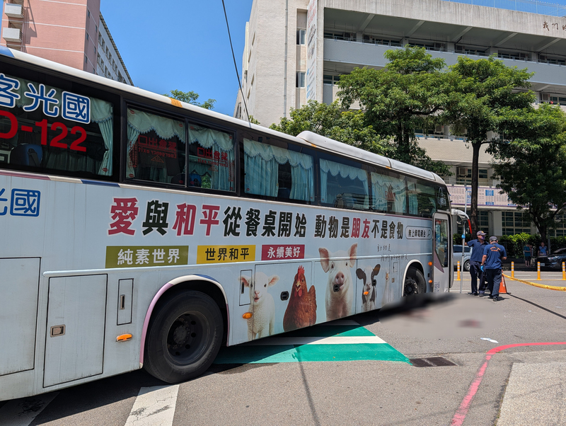 一名新加坡籍女子16日在台中市西區一處路口，走在行人穿越道時遭大客車撞上，經脫困送醫搶救，18日傷重不治。(中央社)