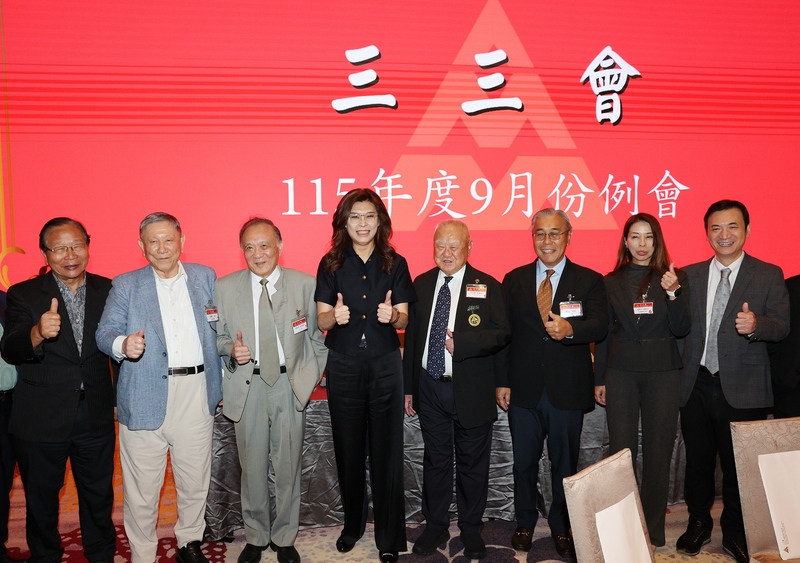 國民黨主席鄭麗文（左4）16日應邀出席三三會9月例會發表專題演講，並與三三會理事長林伯豐（右4）等與會者合影。