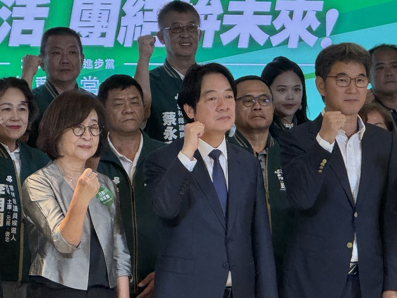 民進黨行動中常會16日移師雲林，兼任黨主席的賴清德總統（前中）並宣布將出任黨籍雲林縣長參選人劉建國（前右）的競選總部主委，與會眾人高喊團結，力拚年底選戰全壘打。