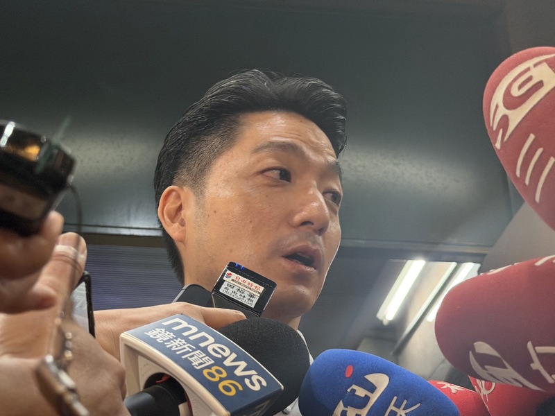 有網友在社群平台發文表示，17日下午2時將在中正紀念堂持刀隨機攻擊。台北市長蔣萬安上午出席公開活動前接受媒體聯訪表示，警方已掌握相關IP，同時全面提升周邊部署，會以最高標準因應。