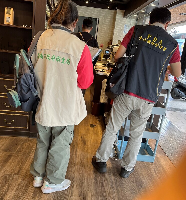 食藥署17日公布最新稽查結果，多家知名飲料店都上榜，分別被查獲腸桿菌科超標百倍、總咖啡因含量標示不符規定等違規，總計裁處新台幣105萬元。（食藥署提供）