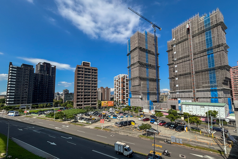 央行鬆綁房市信用管制，刪除建商購地貸款須在18個月內動工的限制。圖為新北市二重重劃區興建中建案。資料照片。