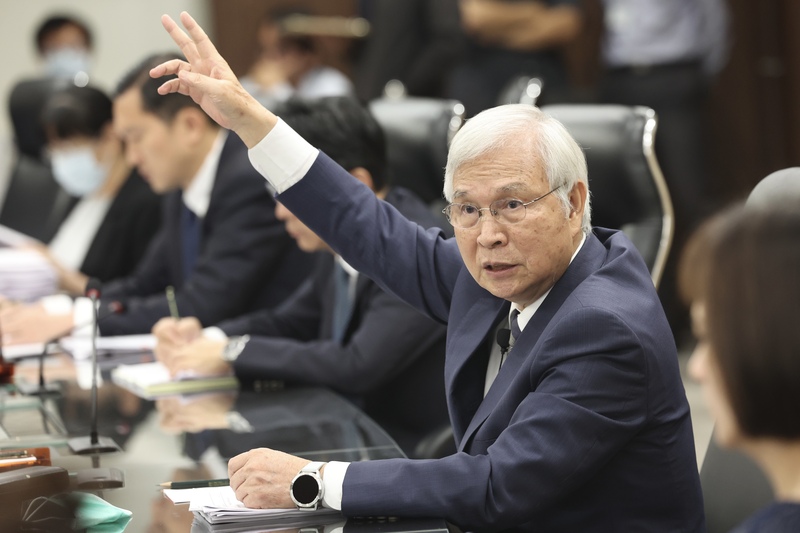 中央銀行17日舉行第3季理監事會，除決議利率不變、連10凍外，也上修2026年全年經濟成長率至
11.48%，估2027年經濟成長率為5.82%。會後由央行總裁楊金龍（圖）說明相關決策考量點。