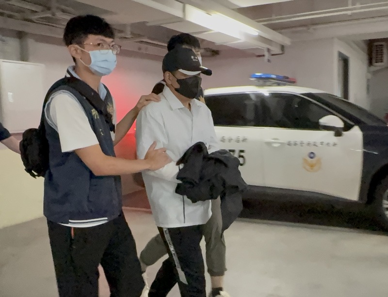 無黨籍立委高金素梅助理張俊傑棄保潛逃案，涉協助破壞電子手鐶的嫌犯陳威達(左2)17日主動投案，警方詢後晚間將人移送北檢複訊。