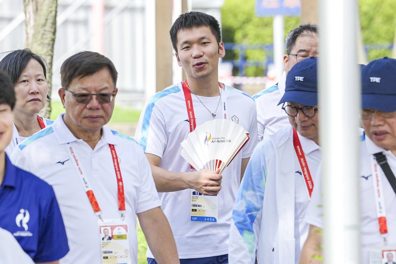 運動部長李洋（中）18日下午原訂參加名古屋亞運的選手村開村升旗典禮，沒想到亞洲奧林匹克理事會（OCA）卻告知團本部，李洋不得參加。